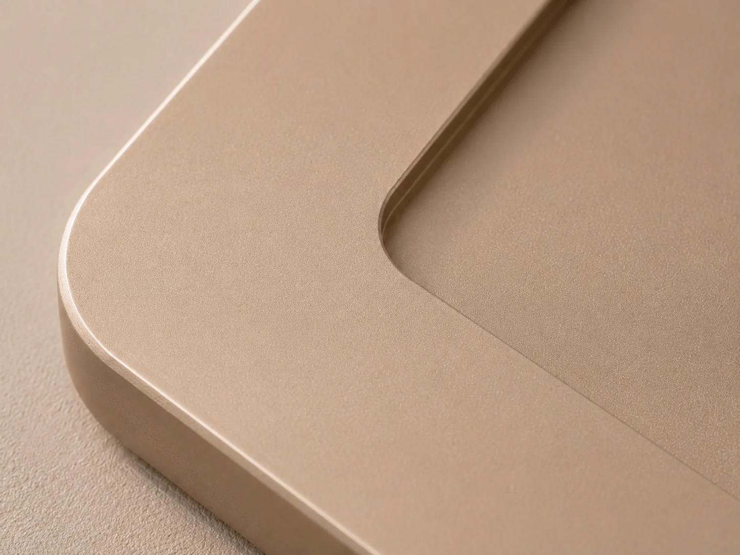 Macro of the chamfered edge of the NOÉ saucer catching light as a fine line