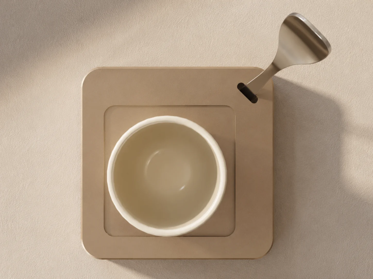 NOÉ Solo Saucer von oben, Tasse im quadratischen Feld, Löffel aufrecht im Dock